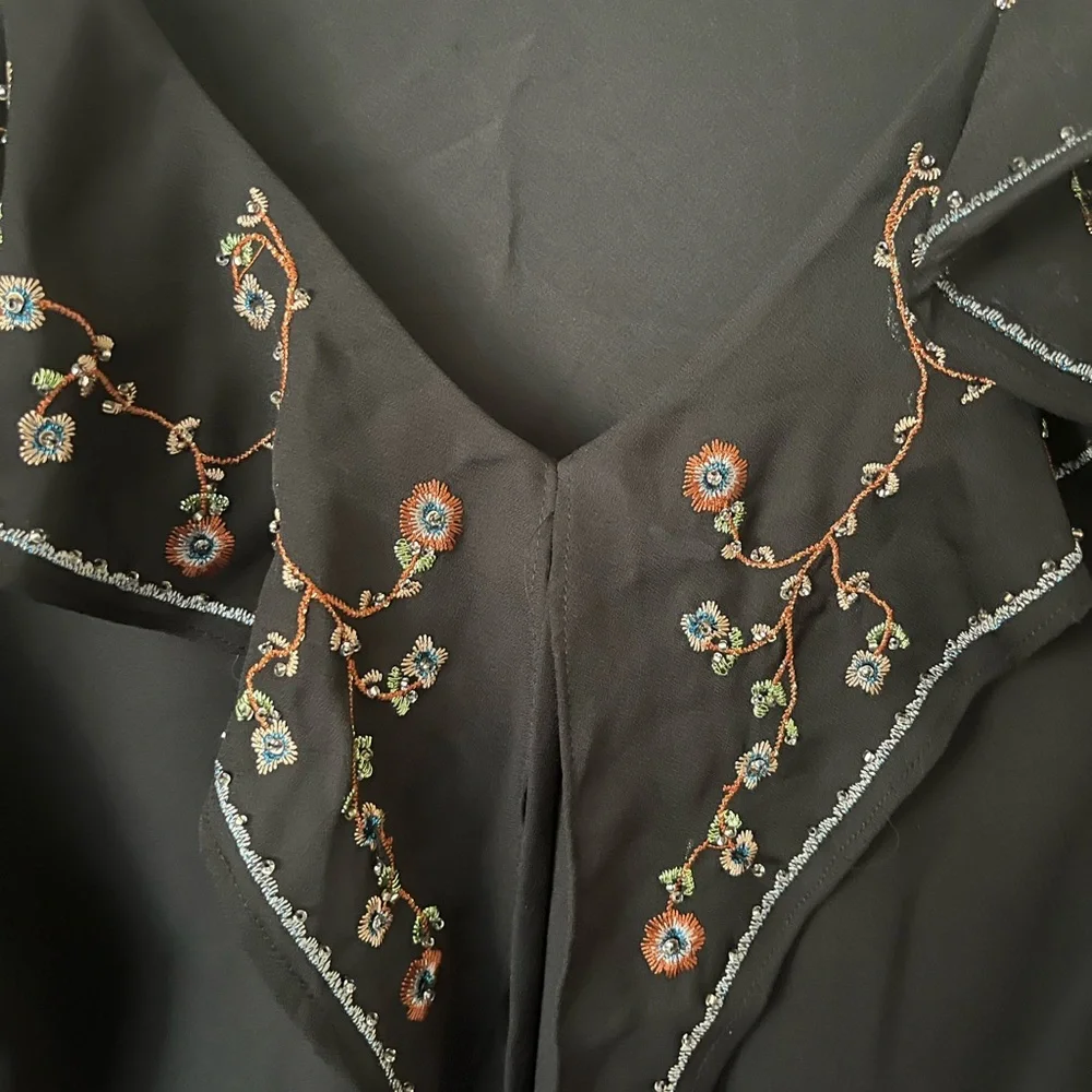 Dressbarn Black Blouse with Floral Embroidery & Ruffle Sleeve 14/16 - Picture 7 of 16